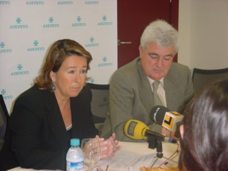 Entrevista de prensa en ASEPEYO con representantes de la organización.