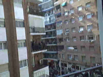 Aún sigue el secuestrador en la calle génova,son las 14'27,