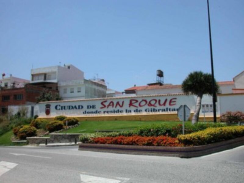 Bienvenida a San Roque, ciudad donde residen los de Gibraltar, con su distintivo cartel en el centro de la ciudad.