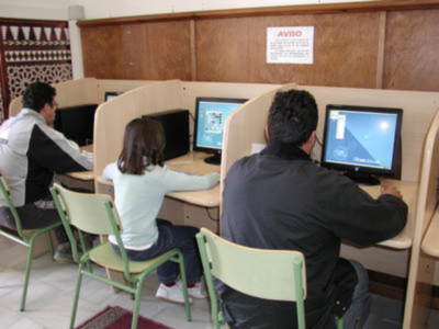 La Biblioteca Municipal de Gines incorpora seis nuevos ordenadores con software libre para uso público