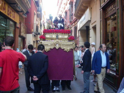 Sale la cruz de mayo de Maria Santisima del Populo