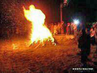 Siguen las Interrogantes tras la silueta de Juan Pablo II en una hoguera.