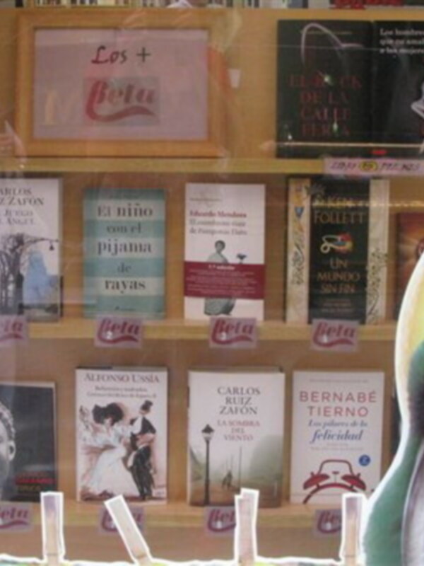 Una estantería con libros de diferentes títulos y autores, destacando 'Los +', 'El niño con el pijama rojo', 'Carlos Ruiz Zafón', 'Berenice' y 'El secreto de la calle Perú'.