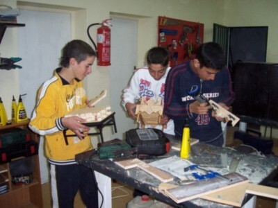 El Proyecto Ribete formará a jóvenes de Gines en carpintería y mecánica