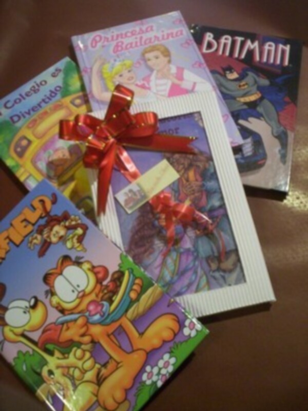 Tarjetas navideñas con personajes de animación y superhéroes.