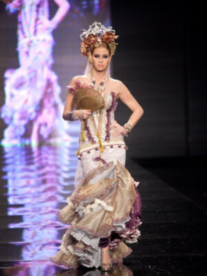 Eva González vuelve a las pasarelas y recibe un homenaje en Sevilla