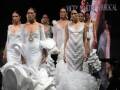 Desfile de moda con modelos portando vestidos de novia con detalles texturizados y volantes en un evento de Vicky Martín Berrocal.
