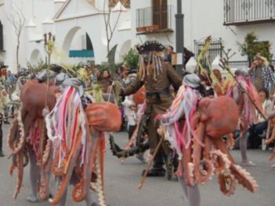 La cabalgata de carnaval puso el punto y final al fin de semana grande de la fiesta (Chipiona)