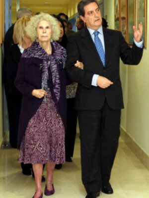  El Juli recogió en el colegio de enfermería de Sevilla el IX Trofeo Virgen de los Reyes