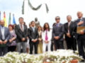 Celebración oficial con líderes y personalidades en un evento conmemorativo al aire libre.