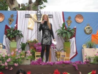 Elenco de artistas solidarios celebran Las Cruces de Mayo en Triana