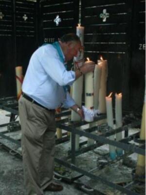 Peregrinos de Sevilla encendieron  un cirio por los Donantes de Órganos en la Gruta de Lourdes