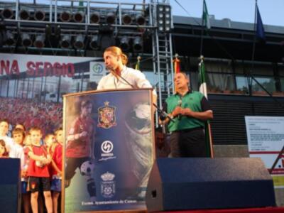 Sergio Ramos se da un baño de masas en Camas