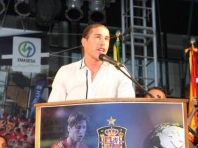 Sergio Ramos se da un baño de masas en Camas