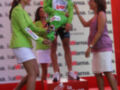 Ciclista en el podio de la Vuelta a España, con el maillot verde de la clasificación general.
