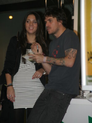 Dani Martín firma discos de su primer trabajo en solitario Pequeño en Sevilla