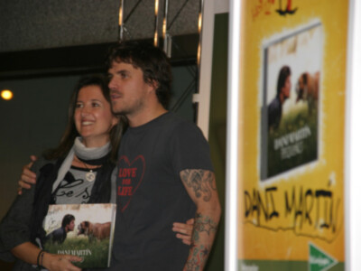 Dani Martín firma discos de su primer trabajo en solitario Pequeño en Sevilla