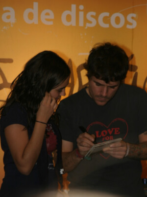 Dani Martín firma discos de su primer trabajo en solitario Pequeño en Sevilla