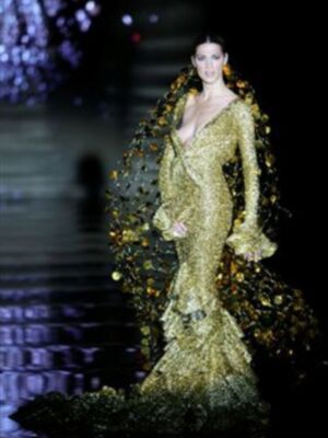 Viki Berrocal, con once kilos menos,  presenta su nueva colección en Sevilla con Virginia Troconis, Marta Sánchez, Boris, Ana García Siñeriz y Nuria March