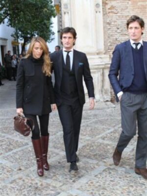 Rafael Medina con su mujer y su hermano Luis asisten a la misa funeral por su tío Luis en el palacio de Pilatos de Sevilla