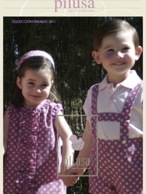 Colección Pilusa Verano 2011. Imagen de dos niños con vestimenta de verano en color morado y blanco con lunares.