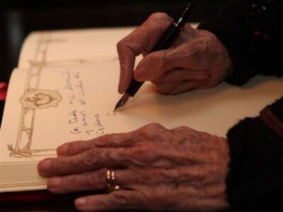 Curro Romero, primera salida pública tras salir del hospital para hacerse hermano del cachorro junto a Carmen Tello y Cayetana de Alba