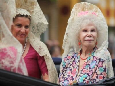 La Duquesa de Alba, con mantilla, madrina de la exhibición de enganches  