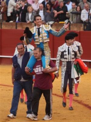 La Duquesa de Alba, Alfonso Diez y Naty Abascal acuden a felicitar a Manzanares
