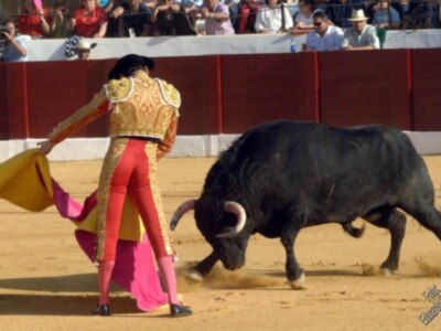 Los tres toreros a hombros en la segunda de Osuna