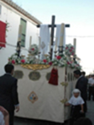 Procesión de la Cruz de Mayo del Grupo Joven de la Hdad. de Ntra. Sra. del Rosario Coronada, de Burguillos