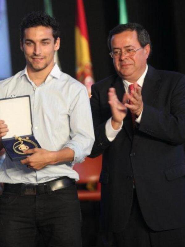 Eva González recibió la medalla de oro de Sevilla junto a Morante de la puebla