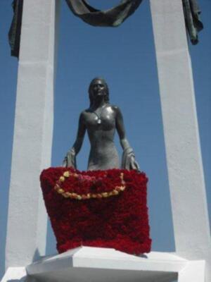 Amador Mohedano llevo flores para Rocío Jurado en el V aniversario de su fallecimiento