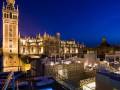 Imaginando la noche en Sevilla, con la Giralda y la Catedral de fondo. Un oasis de relax en el techo, con una piscina que se extiende hacia la ciudad.