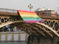 Puente de Triana con bandera LGTB en Sevilla