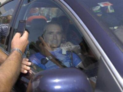 Ortega Cano dado de alta mucho más delgado, pelo corto canoso, agradecido y con un rosario 