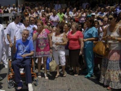 Ortega Cano dado de alta mucho más delgado, pelo corto canoso, agradecido y con un rosario 