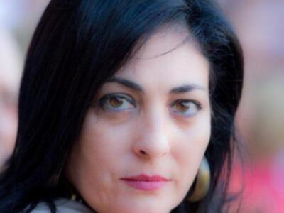 Susto y voltereta de José Tomás que sufrió una cogida en Huelva sin consecuencias