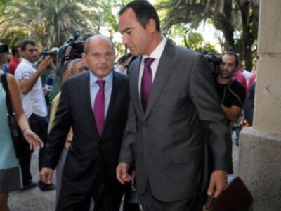 Ortega Cano reaparecio para declarar ante el juez  sereno, vestido de chaqueta y corbata , convaleciente y en silla de ruedas junto a su hijo Jose Fernando  