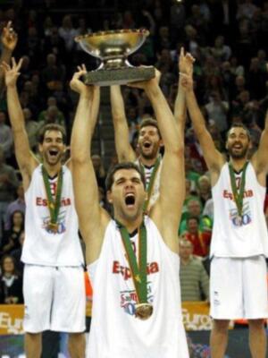 El príncipe Felipe felicita a la selección española de baloncesto en el vestuario tras quedar campeones de Europa por segunda vez consecutiva