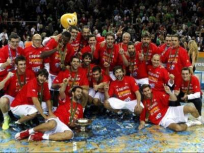 El príncipe Felipe felicita a la selección española de baloncesto en el vestuario tras quedar campeones de Europa por segunda vez consecutiva