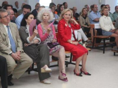 La Duquesa de Alba adelanta su llegada a Sevilla para recoger la medalla de bronce a nuevo futuro