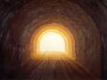 Túnel con luz al final, representando esperanza y salida.