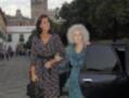 Dos mujeres posan frente a una calle con la Giralda de Sevilla en el fondo.