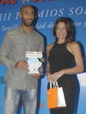 La duquesa de Alba asiste a su primera acto público tras su boda acompañada de Carmen Tello