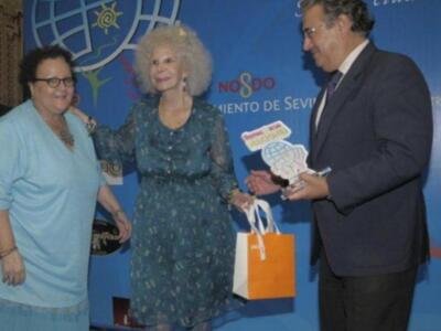 La duquesa de Alba asiste a su primera acto público tras su boda acompañada de Carmen Tello