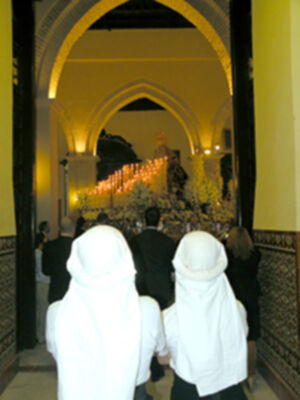 Procesión de gloria de la Virgen de la Soledad de Alcalá del Río con motivo de la imposición del Fajín de S. M. EL Rey Juan Carlos I