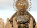 Virgen María con velas en una procesión religiosa.