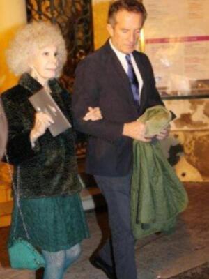 Los Duques de alba en el teatro para ver a Ana Belén