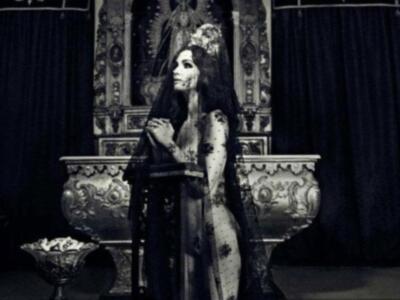 Paz Vega desata la polémica con su foto desnuda junto a una Virgen de Sevilla 