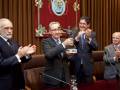 Premio entregado en ceremonia oficial con aplausos y reconocimiento.